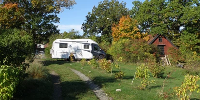 Posto auto camper - Wohnwagen erlaubt - Holmsjö - Einzelplatz für ein Wohnmobil auf naturschönem Grundstück mit eigenem Garten - Einzelner freistehender Wohnmobilplatz auf der Halbinsel Knösö (Schweden)
