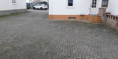 Motorhome parking space - Art des Stellplatz: eigenständiger Stellplatz - Biebelsheim - Innenhof - Stellplatz Wispertrail