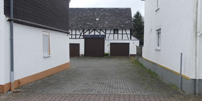 Motorhome parking space - Umgebungsschwerpunkt: am Land - Stromberg (Landkreis Bad Kreuznach) - Einfahrt zum Hof - Stellplatz Wispertrail