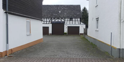 Plaza de aparcamiento para autocaravanas - Stromanschluss - Gutenberg (Landkreis Bad Kreuznach) - Einfahrt zum Hof - Stellplatz Wispertrail