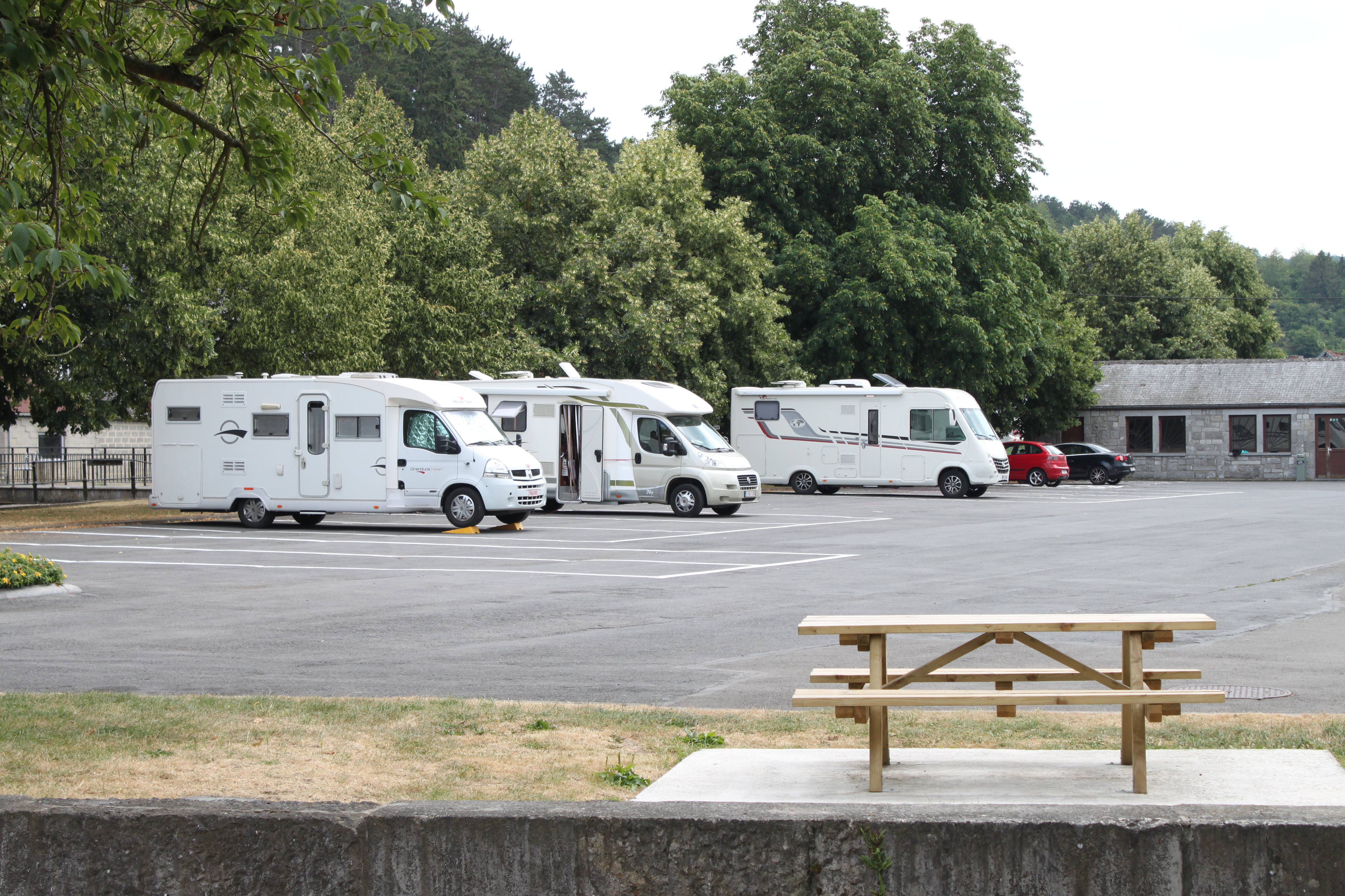 área de autocaravanas - Aire motorhomes de la Place Châtillon à Nismes