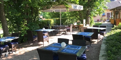 Reisemobilstellplatz - Art des Stellplatz: bei Gaststätte - Hagnau am Bodensee - Schattige Terrasse unter Bäumen - Plätzchen im Grünen 