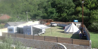 Reisemobilstellplatz - Umgebungsschwerpunkt: Berg - Bar - Unsere ersten Wohnwaegen an unserem Neueroeffneten Camp - Camp Virpazar
