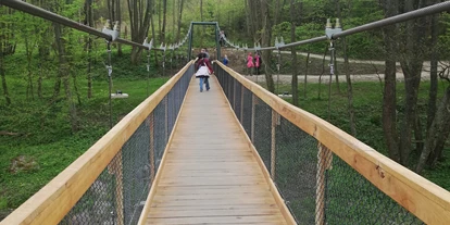 Parkeerplaats voor camper - Neder-Oostenrijk - Im Nationalparkt ist seit kurzem eine spannende Hängebrücke zu begehen. - Idyllisches Plätzchen im Weinviertel