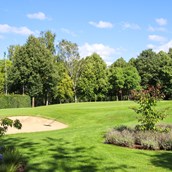 Wohnmobilstellplatz - Blick auf unsere gepflegte 9-Loch Golfanlage. Direkt erkennbar das gemeinsame Grün von Loch 5 und 9. - Golfpark Rothenbach
