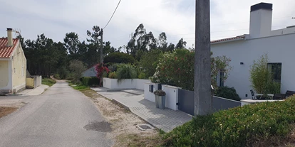 Parkeerplaats voor camper - Portugal - Ansicht der Anfahrt. 
Auf der rechten Seite das Wohnhaus und am Ende der Mauer ist die Einfahrt rechts. - LAGOA DO BOI 