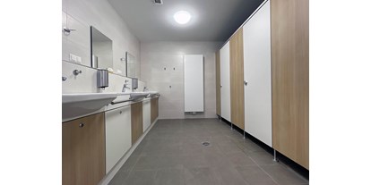 Reisemobilstellplatz - Entsorgung Toilettenkassette - Haltern am See - Die neuen, modernen Sanitäranlagen, rechts die Duschkabinen. - Premium Stellplatz "Glück Auf" in Bochum