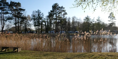 Place de parking pour camping-car - Art des Stellplatz: bei Gewässer - Nordsee - Blick auf dem Seeplätze  - Wohnmobilhafen Friesland Camping Schortens