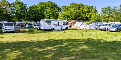 Place de parking pour camping-car - Art des Stellplatz: bei Gewässer - Nordsee - Wohnmobilhafen Schortens - Wohnmobilhafen Friesland Camping Schortens