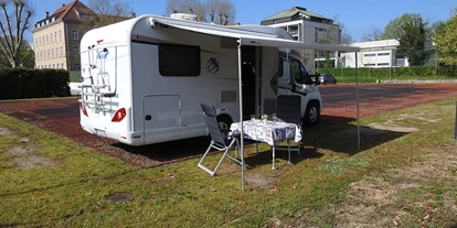 Parkeerplaats voor camper - Art des Stellplatz: bei Hotel - Muggensturm - Wohnmobil-Stellplatz am Bildungshaus St. Bernhard in Rastatt