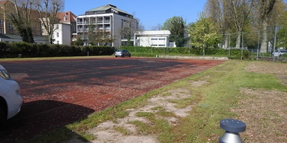 Plaza de aparcamiento para autocaravanas - Hunde erlaubt: Hunde erlaubt - Gaggenau - Wohnmobil-Stellplatz am Bildungshaus St. Bernhard in Rastatt