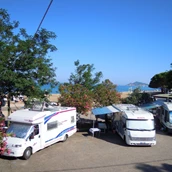 Place de stationnement pour camping-car - Stellplatz direkt am Meer! Es gibt auch einen grossen schattigen und begruenten Parkplatz.  - Costa Orientale