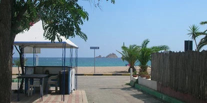 Plaza de aparcamiento para autocaravanas - WLAN: teilweise vorhanden - Italia - Wir blicken direkt auf die "Inselchen der Ogliastra" - Costa Orientale