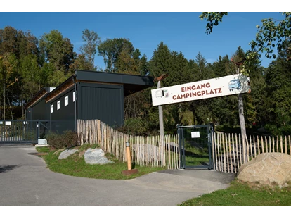 Reisemobilstellplatz - Grauwasserentsorgung - Högling - Eingang in den Naturerlebnispark  - IKUNA Camping