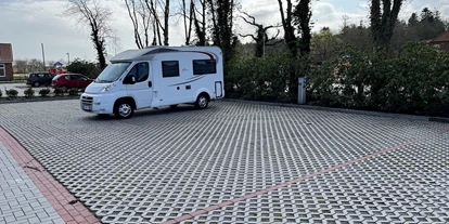 Plaza de aparcamiento para autocaravanas - Stromanschluss - Großheide - Stellplatz am Berumerfehner Wald