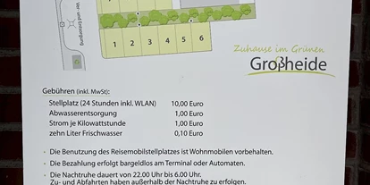 Plaza de aparcamiento para autocaravanas - Hunde erlaubt: Hunde erlaubt - Großheide - Stellplatz am Berumerfehner Wald