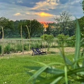 Espacio de estacionamiento para vehículos recreativos - Einige Liegestühle stehen für Euren entspannten Abend im Sonnenuntergang bereit. - Vandorf® Wohnmobilstellplatz