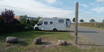 Place de parking pour camping-car - Hunde erlaubt: Hunde erlaubt - Großenbrode - Wohnmobilplatz am Schmetterlingspark Fehmarn