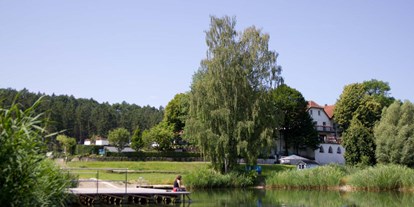 Reisemobilstellplatz - Art des Stellplatz: bei Gewässer - Donnersdorf (Landkreis Schweinfurt) - Badesee und Altes Kurhaus - Altes Kurhaus