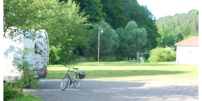 Reisemobilstellplatz - Art des Stellplatz: bei Gewässer - Ruppertsweiler - Stellplatz mit Blick auf Weiher und Kiosk  - Stellplatz am Weiher Lemberg
