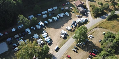 Plaza de aparcamiento para autocaravanas - Alfeld - Campingplatz von oben - Naturbad Königstein