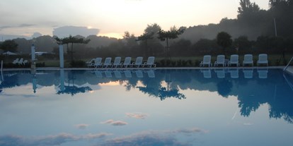 Reisemobilstellplatz - Scheidegg - Unser großzügiger Swimming Pool der auch von Wohnmobilisten genutzt werden darf .
Mit Massagedüsen und Schwallbrausen. - Romantik Stellplatz