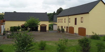 RV park - Umgebungsschwerpunkt: Stadt - Großpösna - Wohnmobil steht mit Blickrichtung auf Wiese und der Hof ist im Rücken. - Hof Augustin bei Schwarz