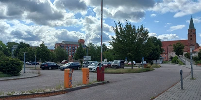 Plaza de aparcamiento para autocaravanas - Rathenow - Links auf dem Foto befindet sich der SP - Parkplatz am Dom