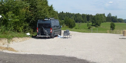 Place de parking pour camping-car - Hunde erlaubt: Hunde erlaubt - Füssen - Stellplatz mit reichlich Platz fürs WoMo - Wohnmobilstellplatz Bergblick