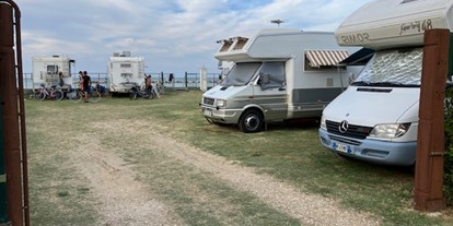 Motorhome parking space - Umgebungsschwerpunkt: Meer - Italy - Area Sosta Camper La Baia