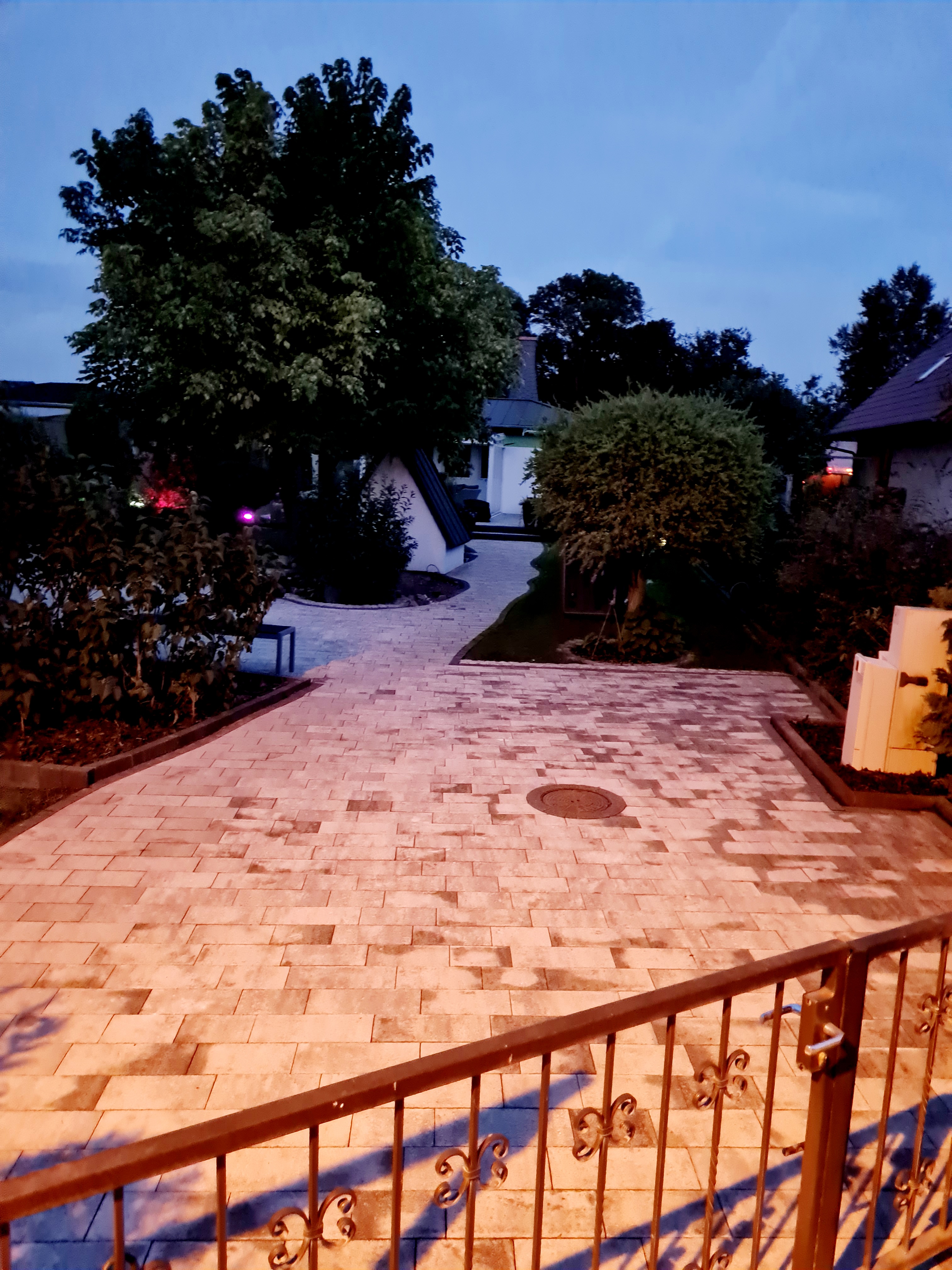 Wohnmobilstellplatz - Tor Ankunft mit Beleuchtung - Stellplatz am Ferienhaus Grüner Bungalow mit Wellness Bereich