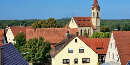 Reisemobilstellplatz - Stromanschluss - Happurg - Blick auf Schönberg mit St. Jakobus Kirche - Landhof Läufer 