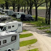 Espacio de estacionamiento para vehículos recreativos - 45 Wohnmobilstellplätze mit privater Rasenfläche. - Camperplaats Biest-Houtakker