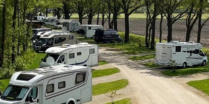 Reisemobilstellplatz - Art des Stellplatz: bei Gewässer - Rijsbergen - 45 Wohnmobilstellplätze mit privater Rasenfläche. - Camperplaats Biest-Houtakker
