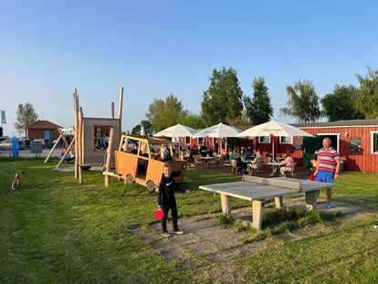 Reisemobilstellplatz - Angelmöglichkeit - Insel Poel - Tischtennisspiel in der Abendsonne - ostseequelle.camp