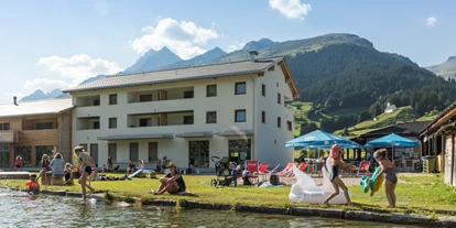Posto auto camper - Swimmingpool - Svizzera - Parkplatz bei der Sesselbahn Brigels