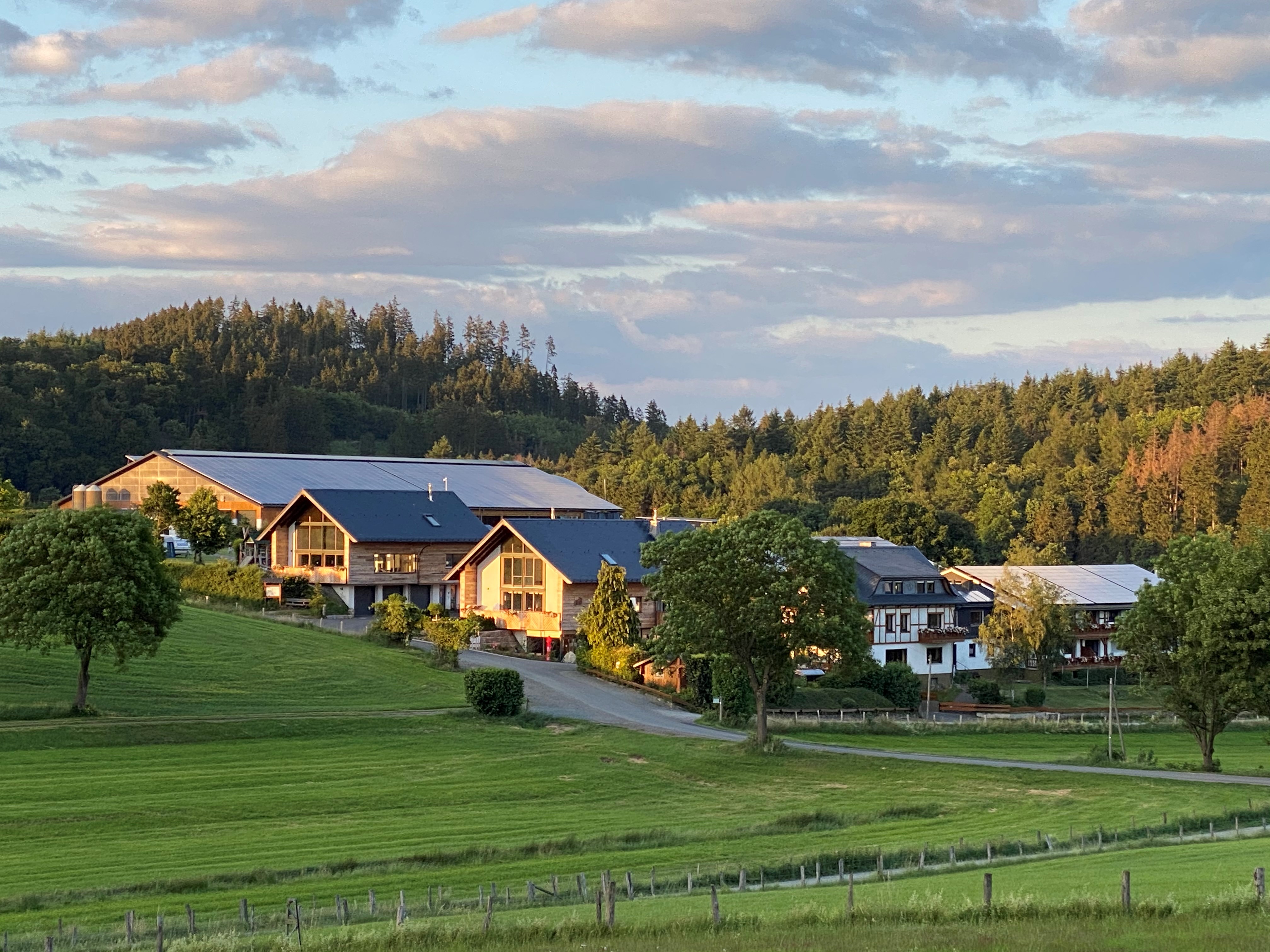 área de autocaravanas - Hofansicht mit Landschaft - Wohnmobilstellplatz und Camping Ferienhof "Zur Hasenkammer"