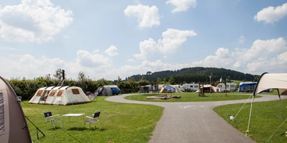 Place de parking pour camping-car - Tennis - Marsberg - Familienstellplätze - Wohnmobilstellplatz und Camping Ferienhof "Zur Hasenkammer"