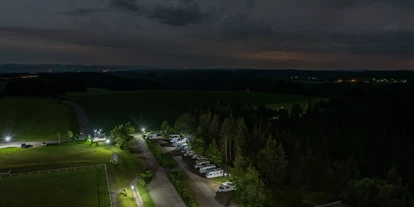 Posto auto camper - Art des Stellplatz: eigenständiger Stellplatz - Fröhnd - Womo-Stellplatz bei Nacht - Natursportzentrum Höchenschwand