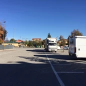 Espacio de estacionamiento para vehículos recreativos - Area di sosta camper