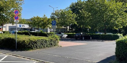 Motorhome parking space - Umgebungsschwerpunkt: am Land - Zellingen - Stellplatz am Saaletalbad 