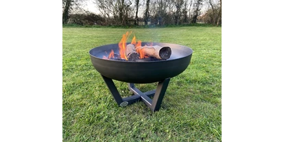 Parkeerplaats voor camper - Restaurant - Groot Brittanië - Campfires welcome. We can provide them for you with the wood to burn. - Bonchester Bridge Riverside Park