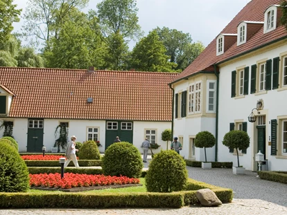 Reisemobilstellplatz - Bissendorf - Haus des Gastes (ehemaliges Rittergut von 1558) mit historischem Kurpark - Stellplatz am Bahnhof Bad Holzhausen