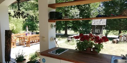 Reisemobilstellplatz - Wohnwagen erlaubt - Südtransdanubien - Außenküche - WaldhausCampingPat