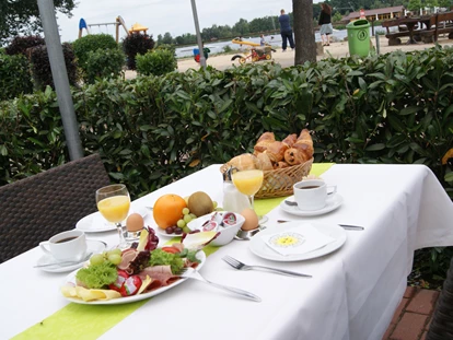 Posto auto camper - Angelmöglichkeit - Lotte - Frühstück im Restaurant Piazza - Reisemobilhafen am Alfsee Center