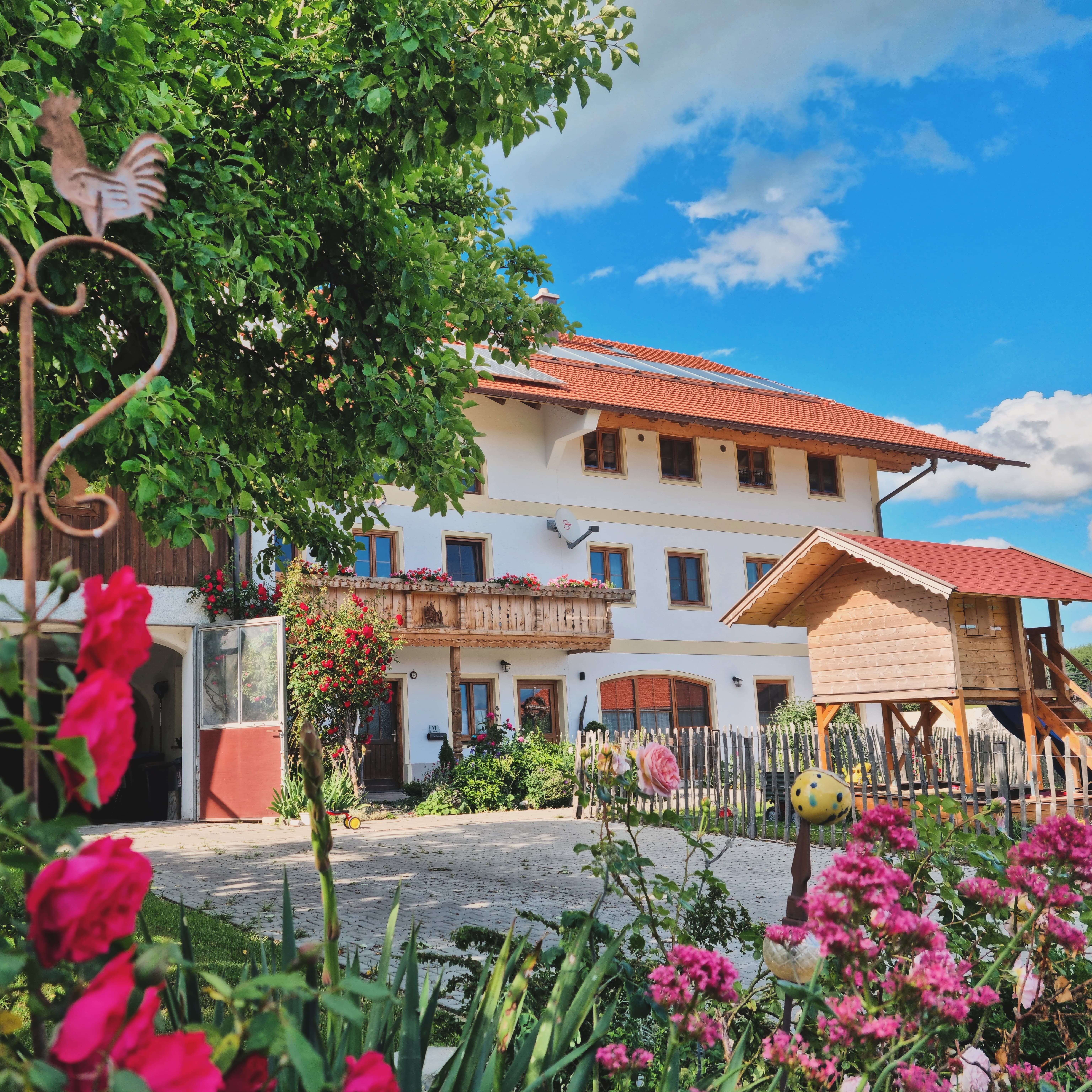 Area camper - Unser Bauernhaus im Frühsommer  - Campingurlaub auf dem Huberhof Hinzing