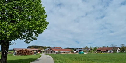 Reisemobilstellplatz - Umgebungsschwerpunkt: am Land - Pfaffing (Landkreis Rosenheim) - Zufahrt zum Hof mit Blick auf die Stellplätze  - Campingurlaub auf dem Huberhof Hinzing 