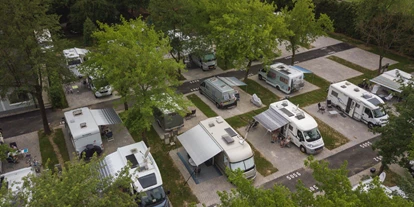 Parkeerplaats voor camper - Stromanschluss - Slovenië - View from above on pitches Standard - Campingplatz Natura – Terme Olimia*****