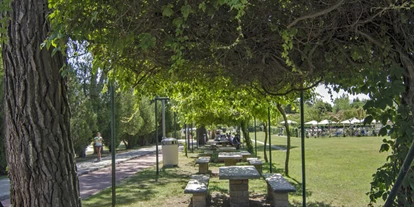 Plaza de aparcamiento para autocaravanas - Tennis - Italia - Campingplatz Parco delle Piscine****