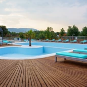 Espacio de estacionamiento para vehículos recreativos - swimming pool - Ioannina Camping Glamping